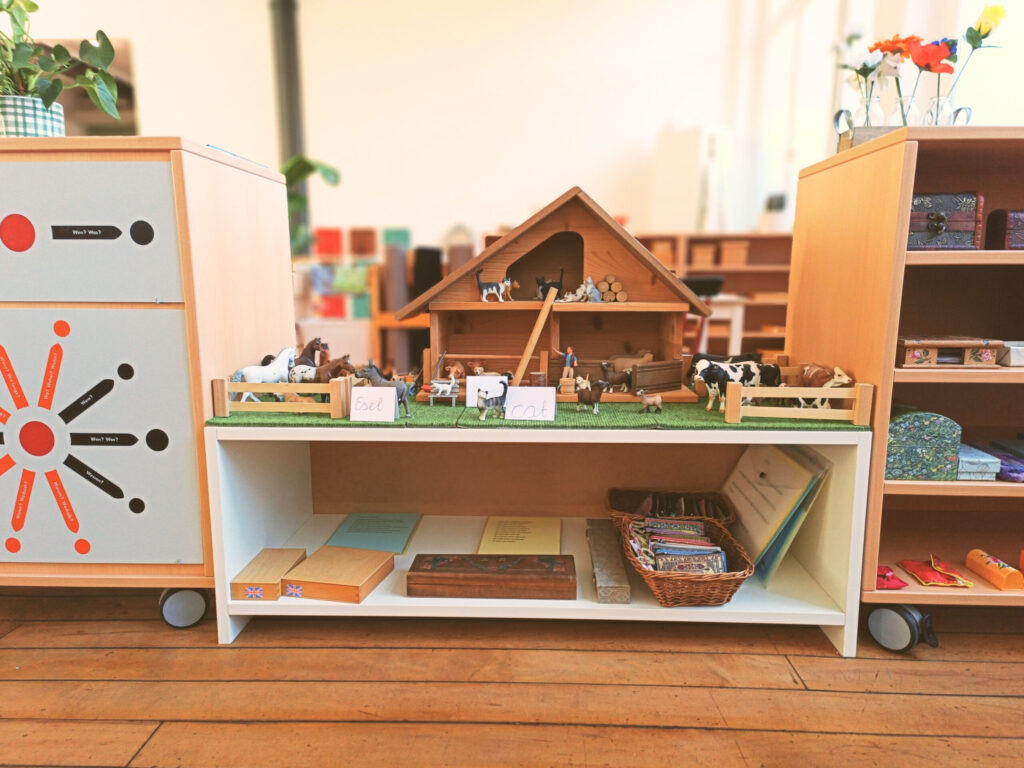 Montessori-CH_3-6-environment_22-scaled