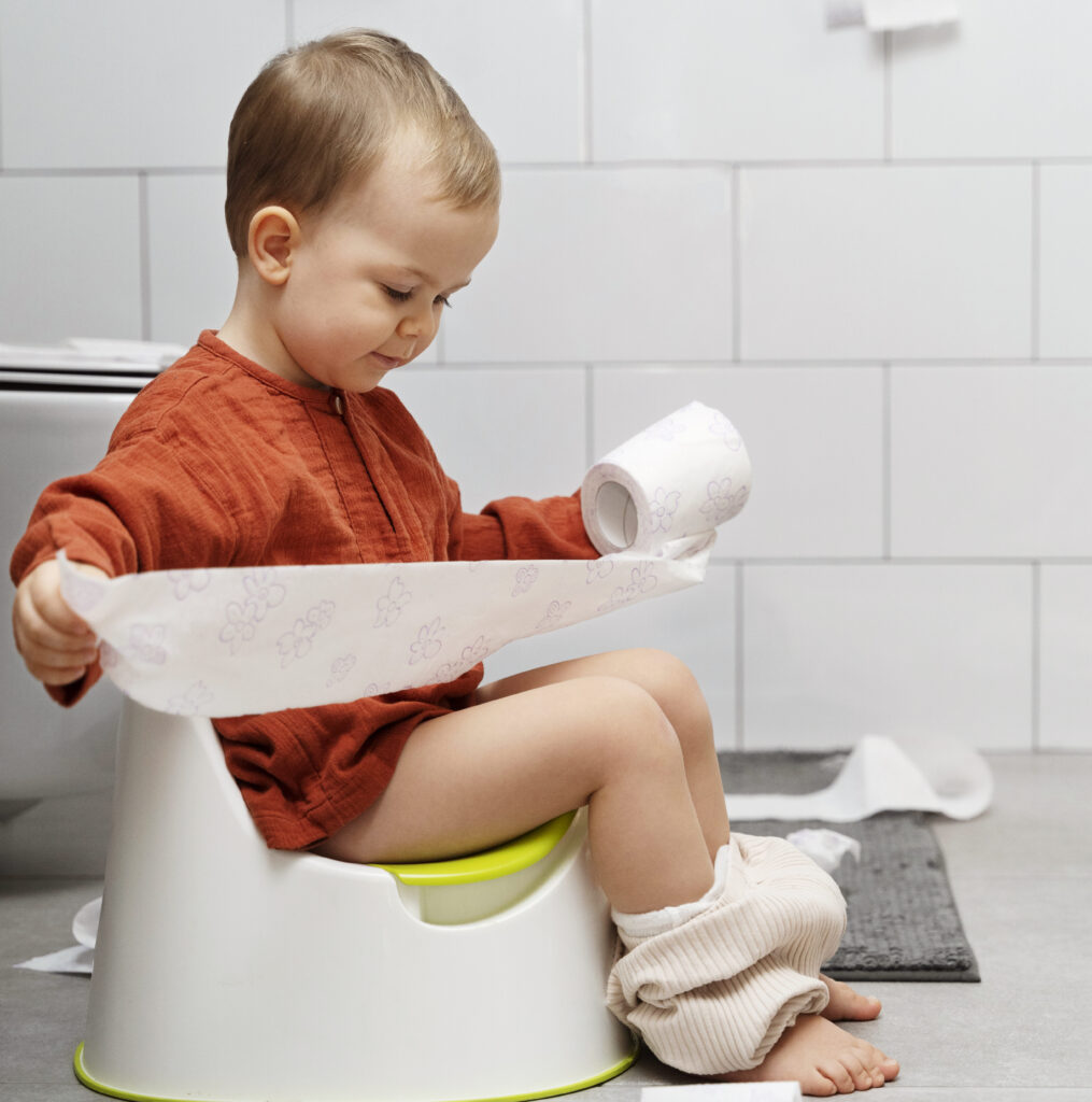 voller-schuss-susses-kind-das-toilettenpapier-halt